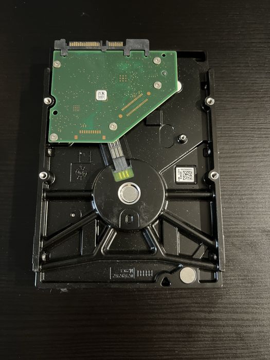 Продам б/у Seagate SkyHawk 4TB ST4000VX007.