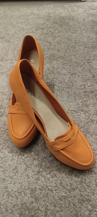 Buty pomarańczowe na obcasie