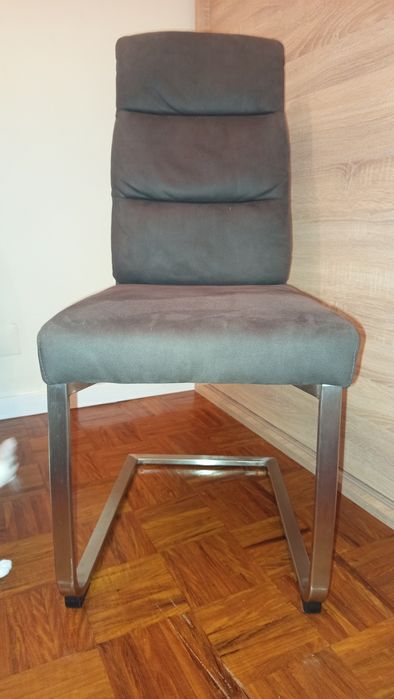 Cadeira estofada em veludo cinza claro