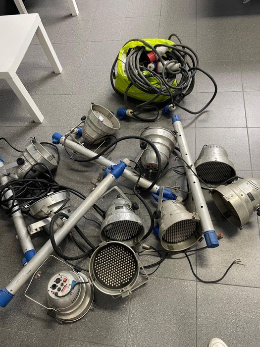 leds par 56 conjunto com poste se suporte e ligacao eletrica incluido