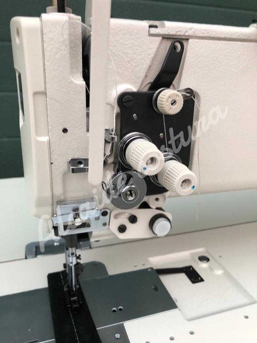 Máquina de costura industrial triplo arrasto braço longo.