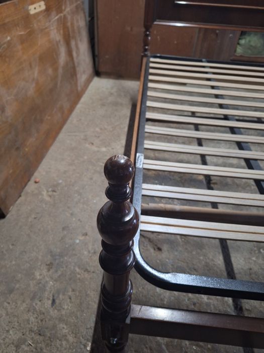 Cama de casal castanho