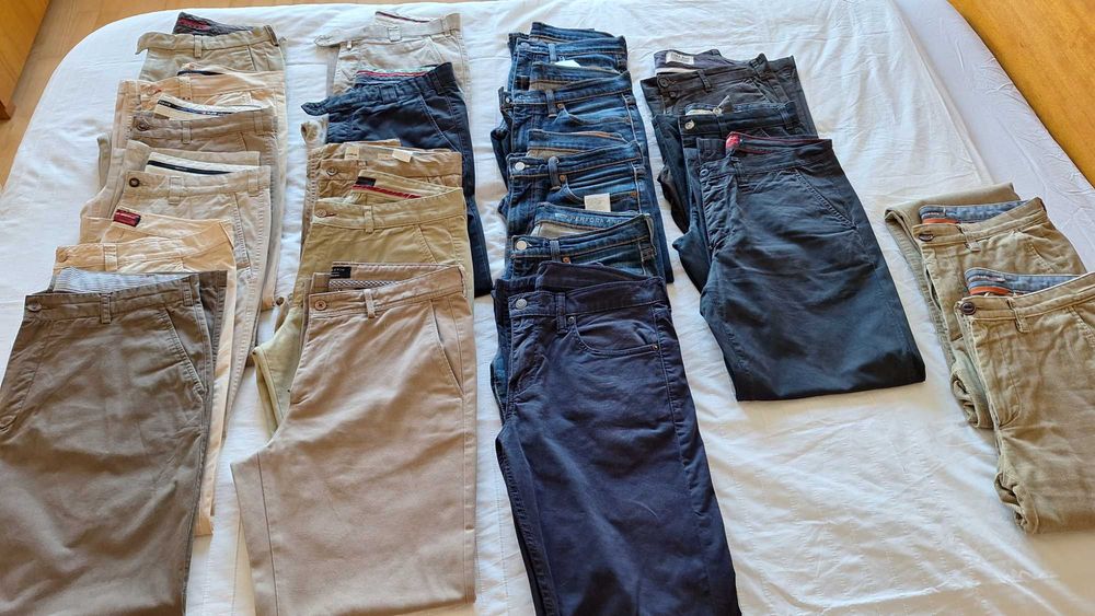 Conjunto de  21 calças (Tamanhos 38 e 40) de materiais e marcas diversas.