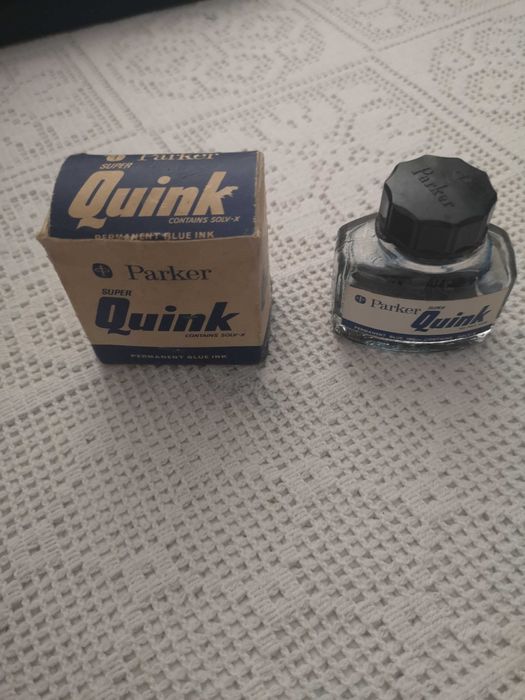 canetas antigas, aparos e um frasco de tinta