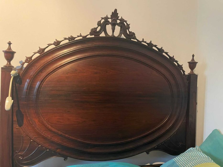 Cama Dona Maria em bom estado com colchão feito à medida