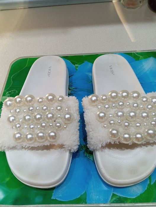 Klapki damskie z koralikami