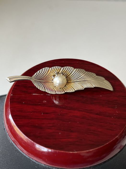 Broszka z perła w złotym kolorze Vintage