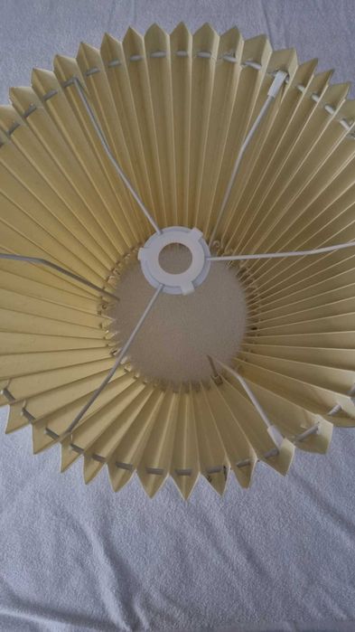 Abajures branco, verde e bege