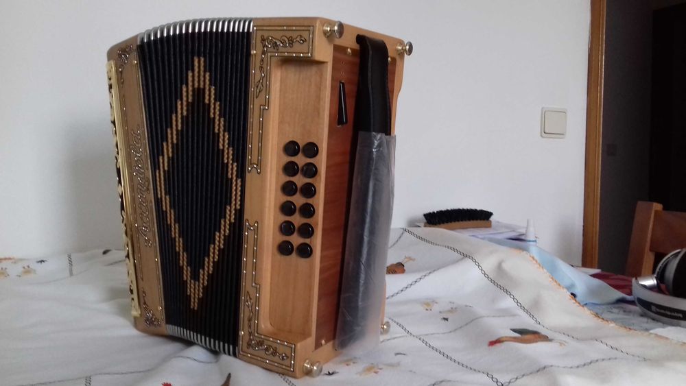 Concertina Accordiola em estado de novo