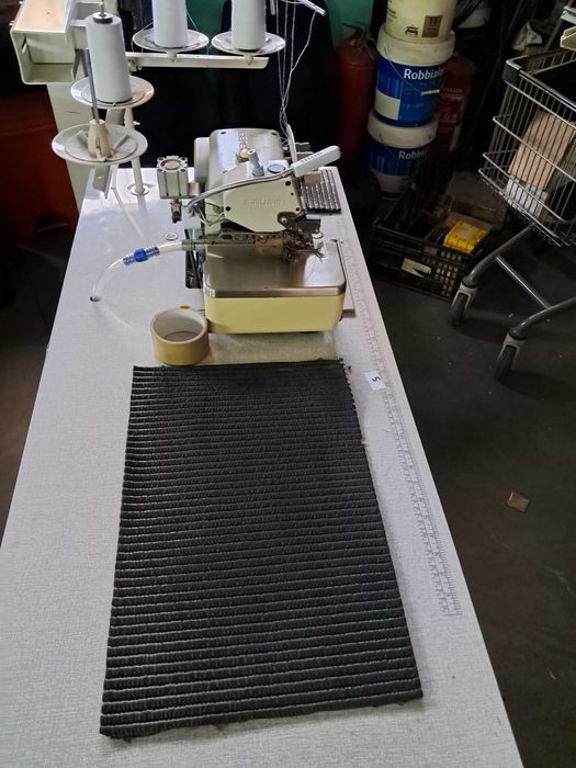 Máquina de corte e cose com corte automático