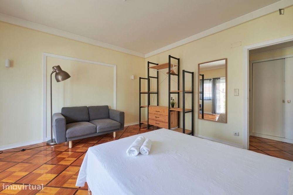 Quarto - localizado em São Sebastião Lisbon