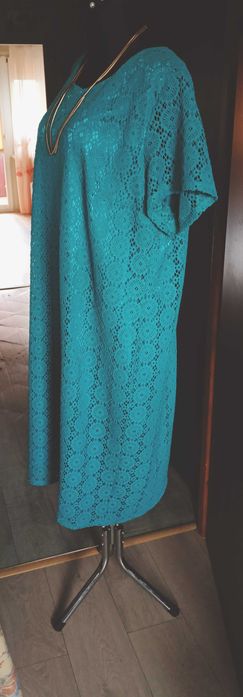 Elegancka sukienka z błyszczącą podszewką