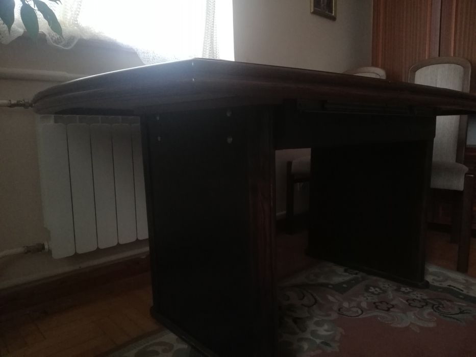 Rozkładany stół drewniany