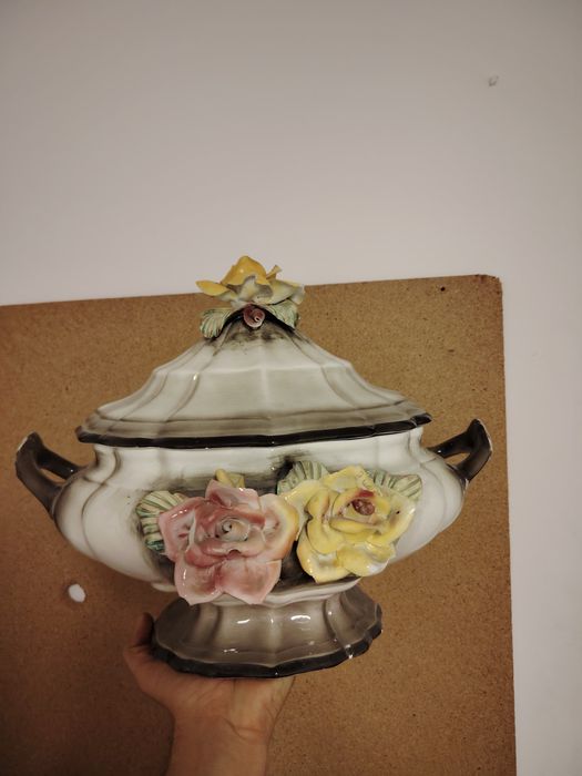 Vendo Terrina/ Sopeira decorativa em Faiança de Alcobaça- Flores em Relevo