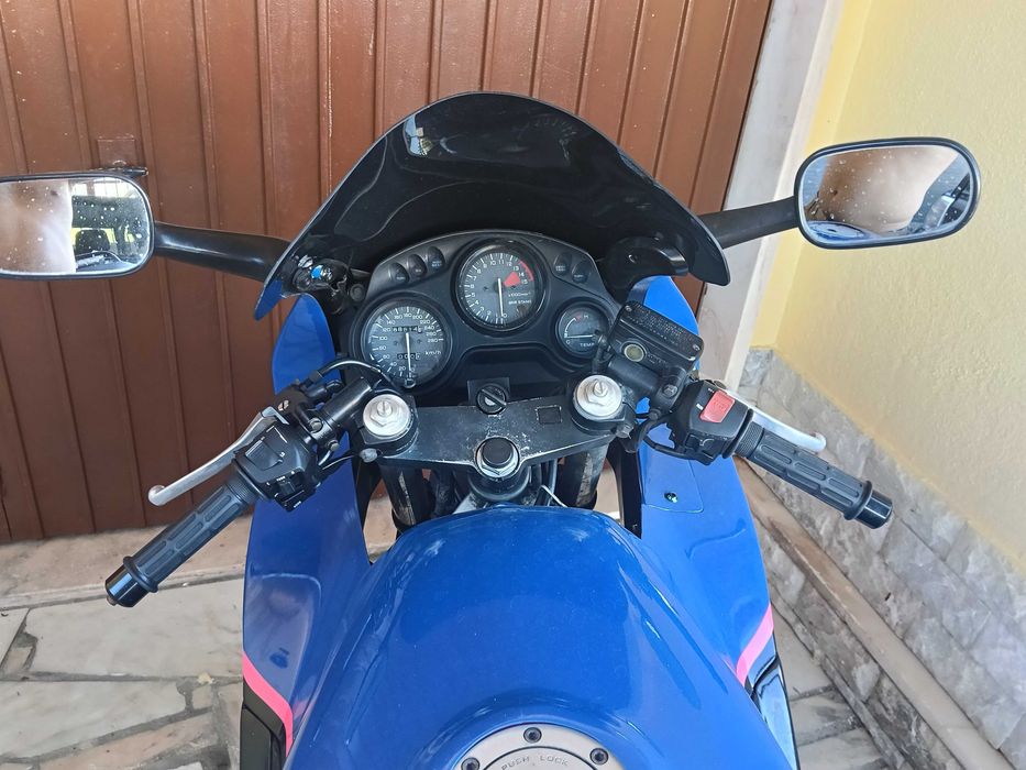 Moto cbr 600 F2.