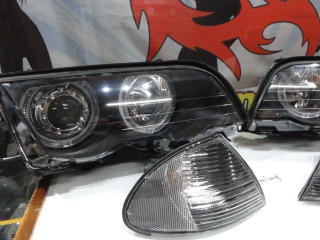Farois angel eyes BMW E46 4 portas / limosine 98-01 fundo preto com angel eyes em branco