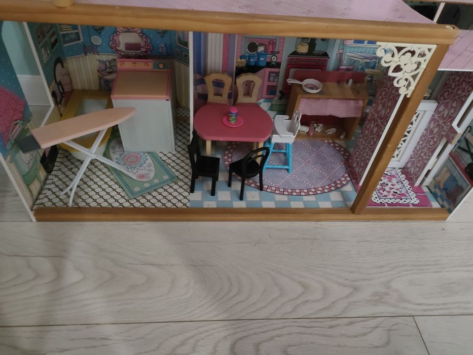 Sprzedam domek drewniany dla lalek z wyposażeniem