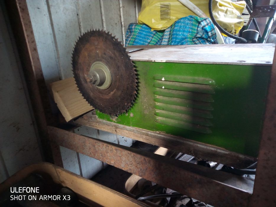 Пилорама металлическая на стол ставится.