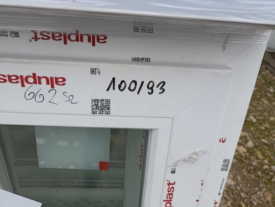 Okno pcv 100/93 białe z roletą elek.trzy szybowe