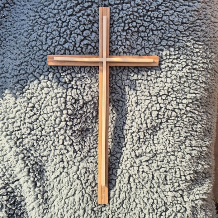 Katolicki drewniany krzyż ścienny