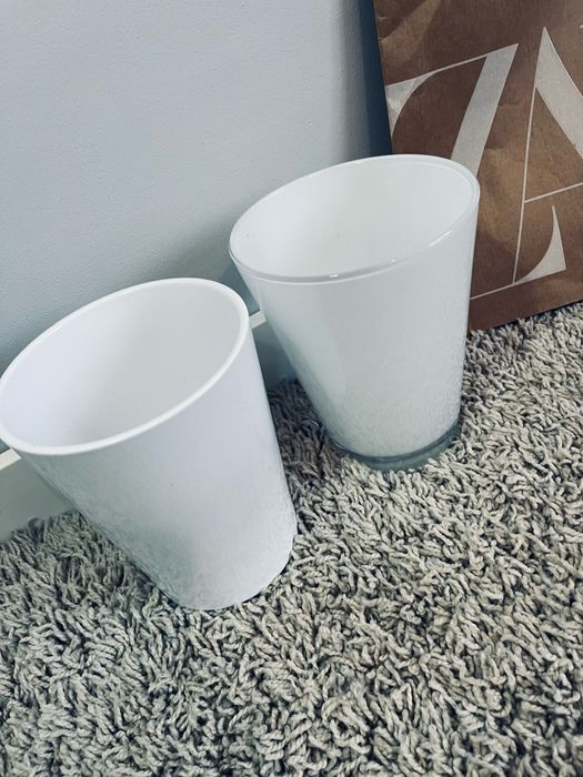 Zestaw dwoch bialych porcelanowych ceramicznych donica doniczka