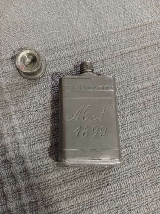 Frasco de perfume vintage em estanho puro de 1890