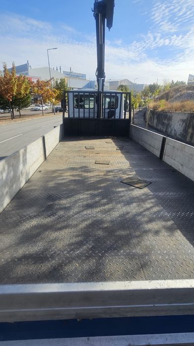 Camião Nissan com grua