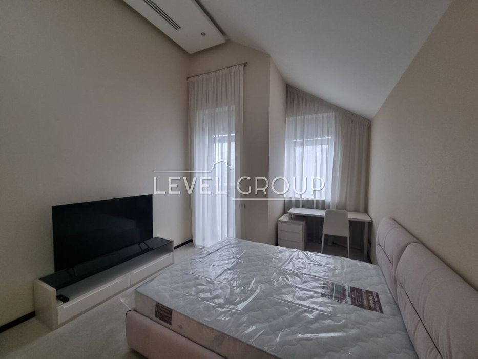 Лісники, статусний будинок в містечку, басейн, автономність