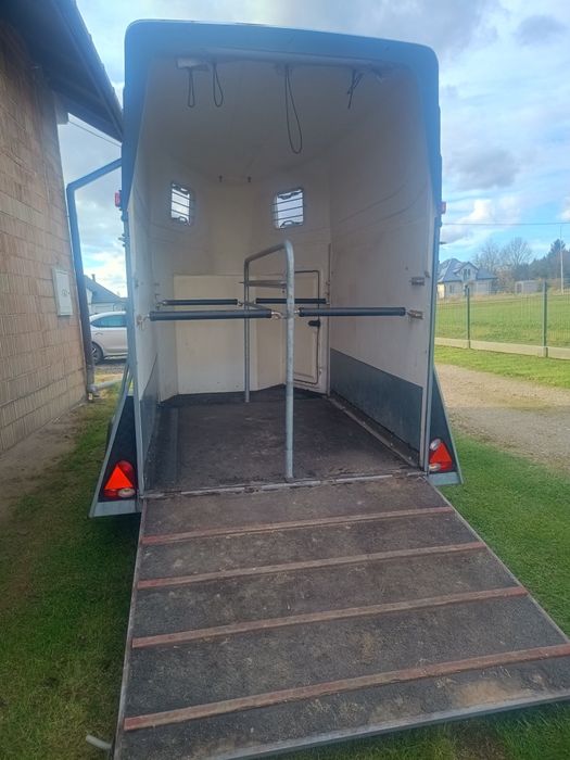 Przyczepa do przewozu koni