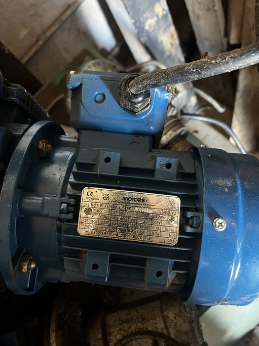 Varios motores eletricos trifazicos