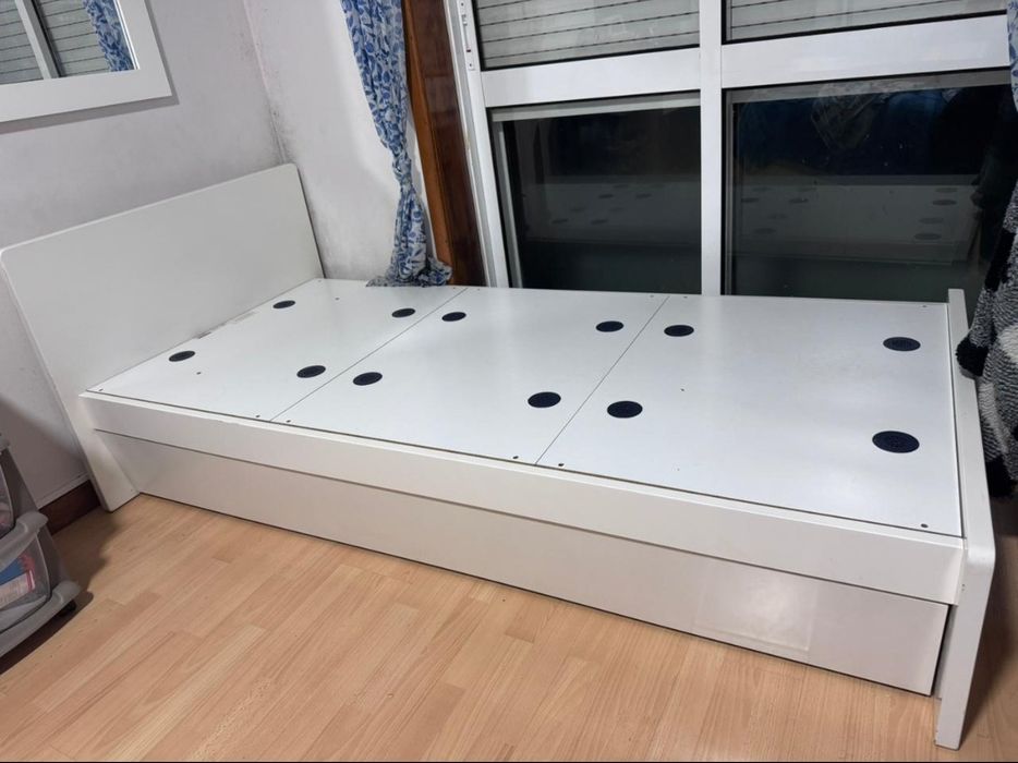 Cama solteiro em muito bom estado