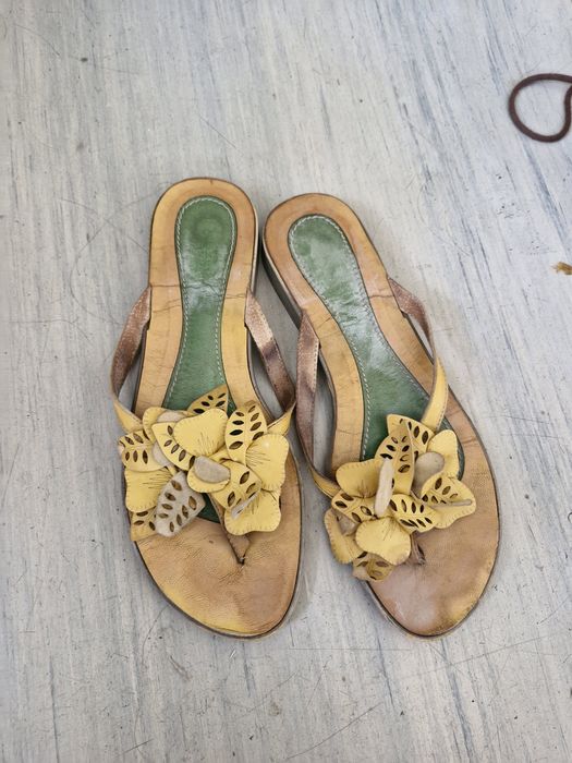 Віддаю безкоштовно шкіряне жіноче взуття 39 розміру