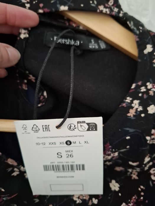 T-shirt Bershka nova
Tamanho S
96% Algodão e 4% elastano