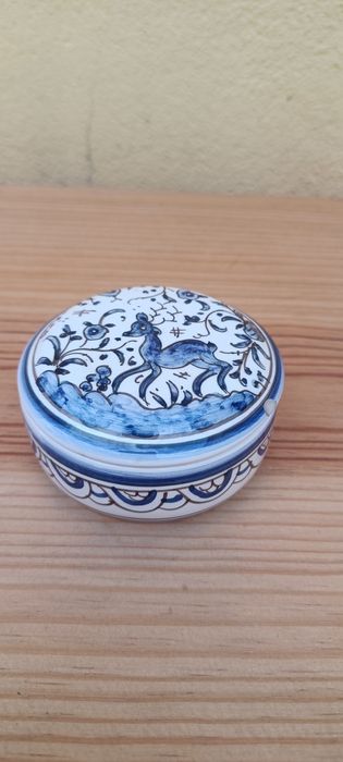 Peça em porcelana antiga pintada à mão