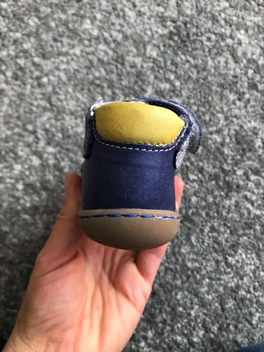 Sapatos bebé tamanho 18 primeiros passos como novos