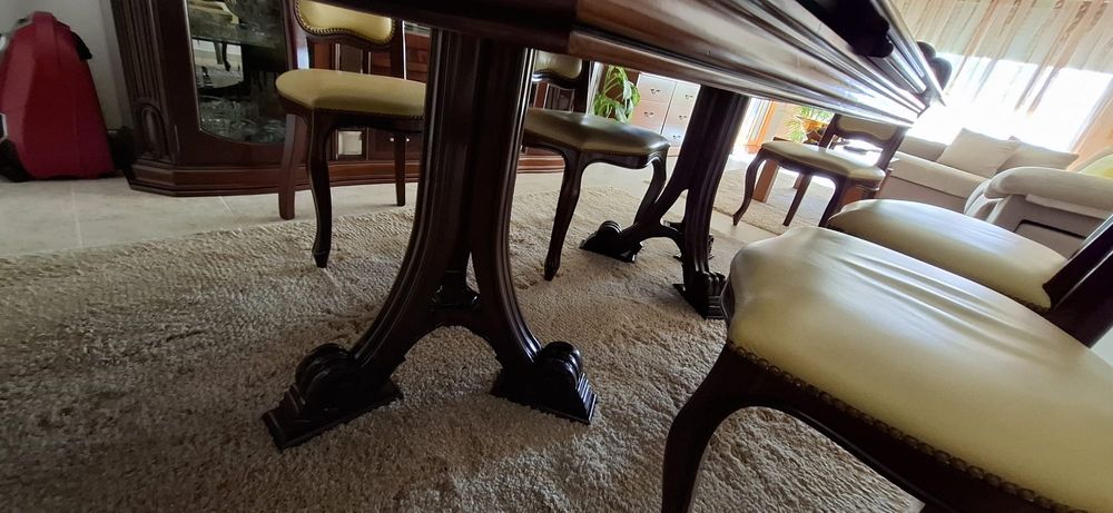 Mesa de sala extensível em mogno maciço mais seis cadeiras