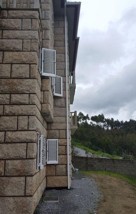 Caleiros e rufos de alumínio lacado