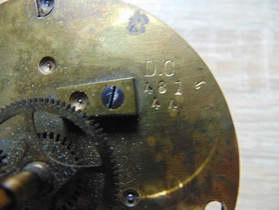 Przedwojenny wiszący okrągły zegar drewniany,sygn.D.C.