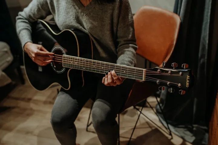 Gitara elektroakustyczna Alamo AC-40, duży zestaw akcesoriów - OUTLET!