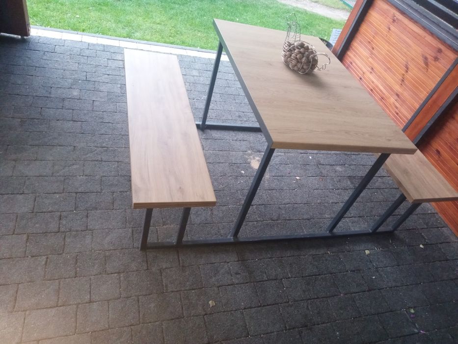 Stół na taras lub ogrodu z ławkami solidny