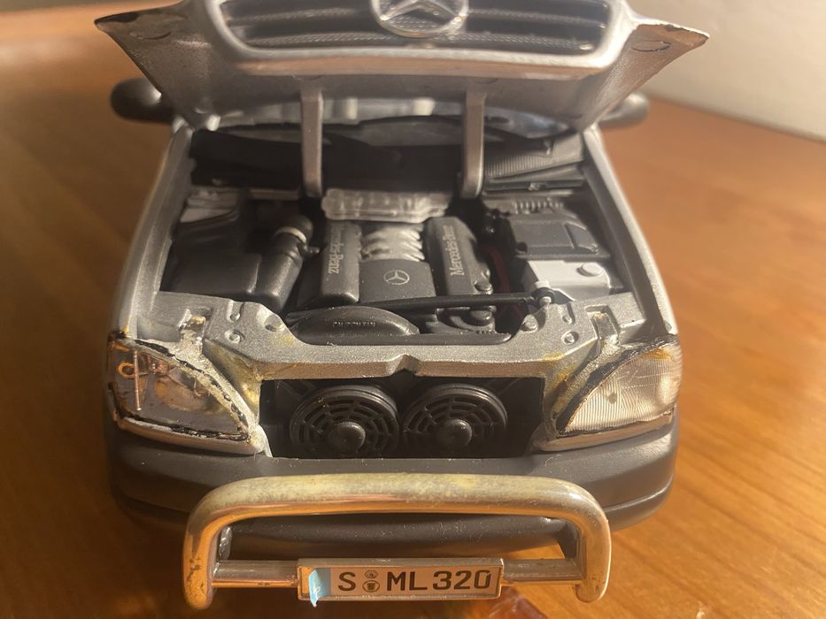 Carro miniatura Mercedes-Benz ML 320 - Maisto - Escala 1/18