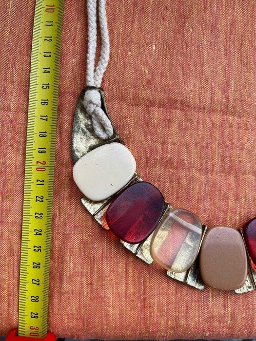 Кольє з жовтоватого металу і пластику