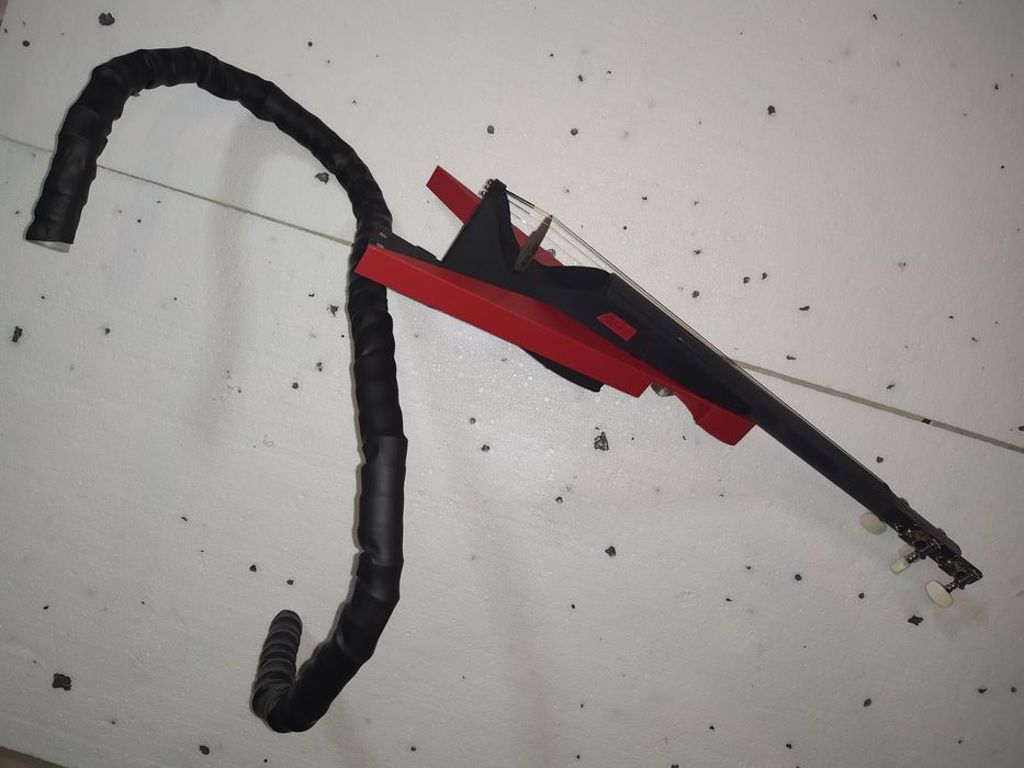Nowe kompozytowe skrzypce elektryczne Makowski Flying-V-iolin