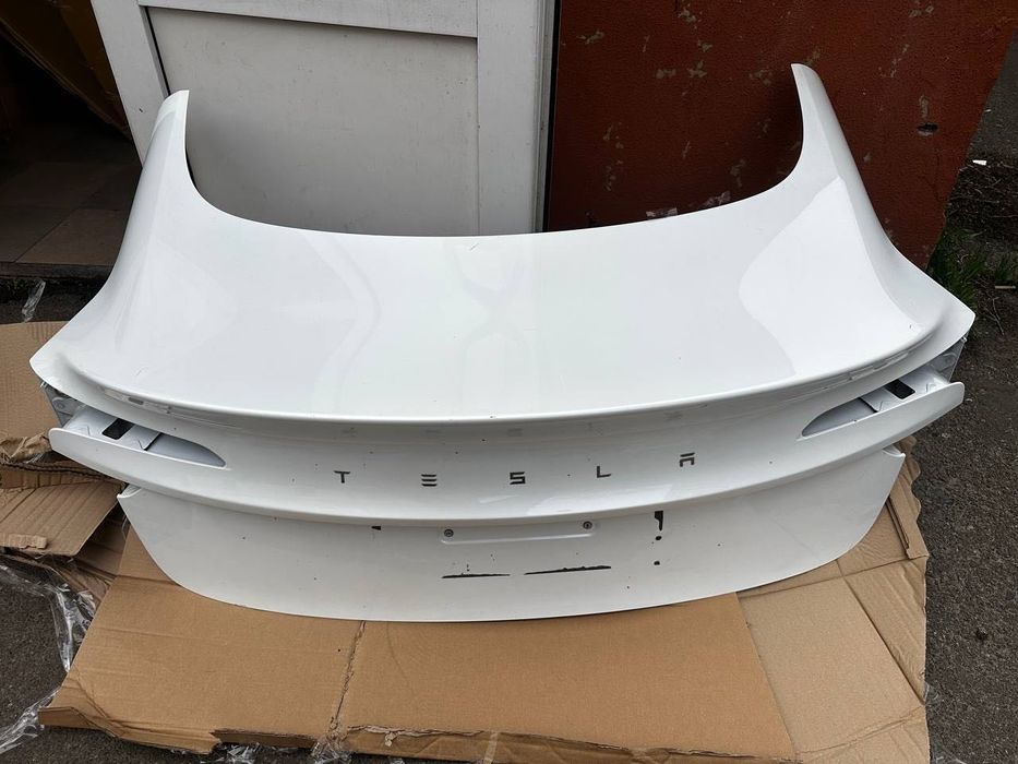 продам ляду/кришку багажника на Tesla Model 3 Highland M3