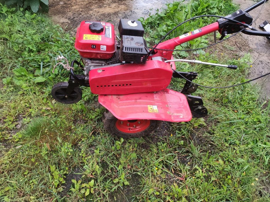 Motoenxada semi-nova
2 velocidades para a frente e 1 para t