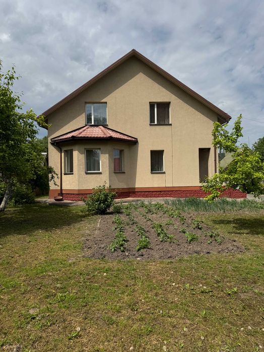 Продаж цегляного будинку на два входи в центральній частині міста.