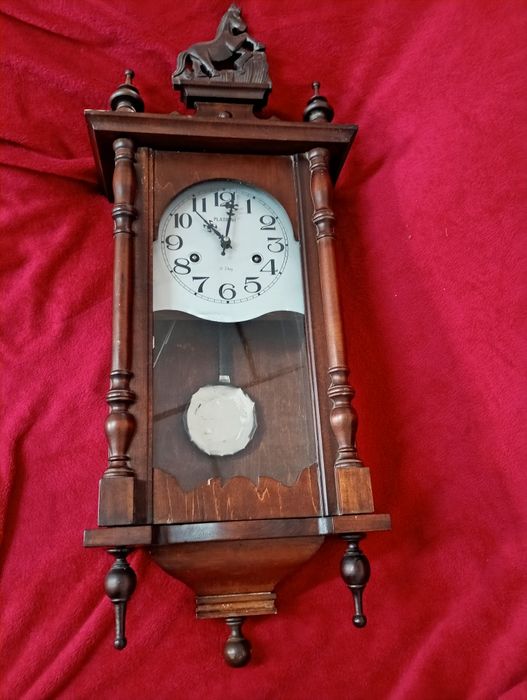 Relógio de madeira antigo