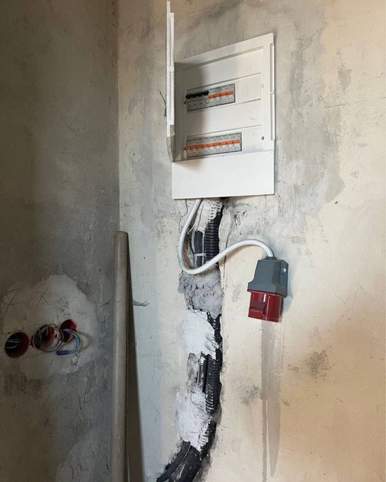 Сучасн.котеж закритою територ.в р-н нових котед. поруч центр.частини.