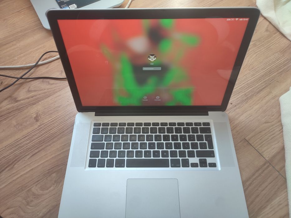 PC Apple 2009 com teclado e mouse