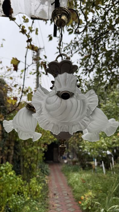 Люстра фарфоровая с бронзой, стекло матовое фигурное, Италия